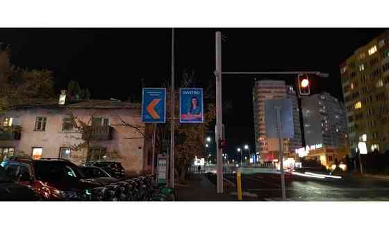 Указатель на фонарный столб освещения или придорожную опору Алматы Almaty