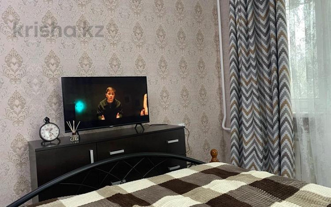 1-комнатная квартира посуточно, 40 м², 3/5 этаж, Азаттык 60 Атырау - изображение 2