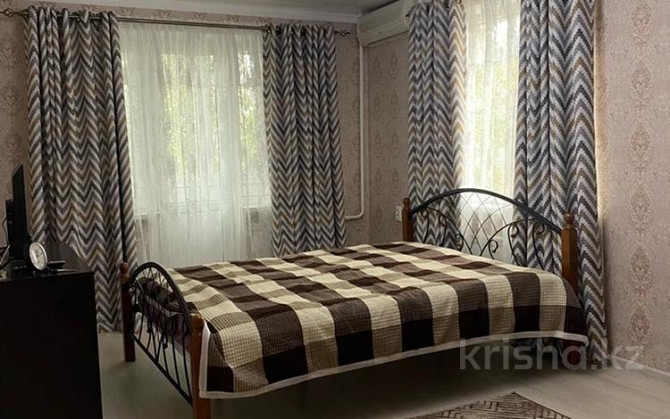 1-комнатная квартира посуточно, 40 м², 3/5 этаж, Азаттык 60 Атырау - изображение 1