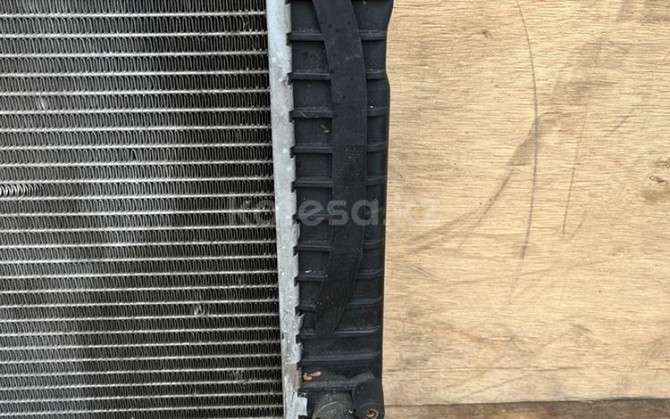 Радиатор охлаждения двигателя на Audi A4 B5 Audi A4, 1994-1999 Алматы - изображение 4