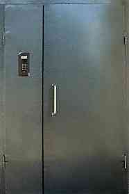 Двустворчатые металлические двери в квартиру Нур-Султан